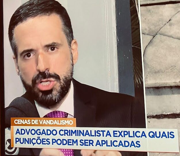 Advogado criminalista em Maceió, Thiago Mota, concedendo entrevista para telejornal sobre sanções penais e punições por atos de vandalismo.